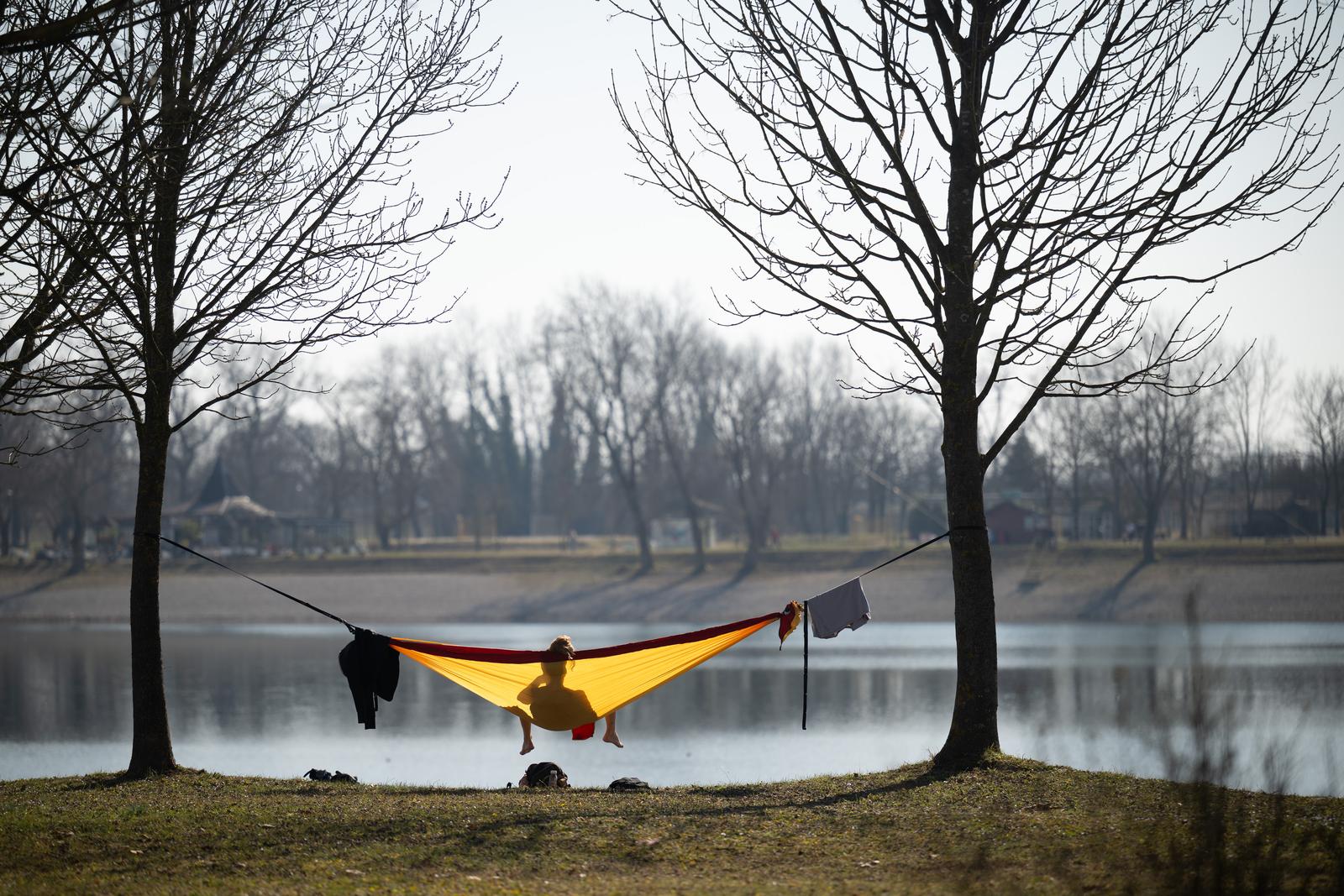 06.03.2025., Zagreb - Djevojka uziva u proljetnom suncu u visecoj lezaljci na Jarunu. Photo: Davor Puklavec/PIXSELL