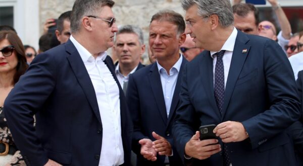 06.08.2023., Sinj - 308. Sinjska alka. Sinjska alka je hrvatska viteska igra. Odrzava se svake godine u nedjelju u prvoj trecini mjeseca kolovoza u Sinju, na godisnjicu pobjede nad turskim osvajacima 14. kolovoza 1715. Na taj dan je 700 hrvatskih vojnika iz Sinja uspjelo odbiti navalu vojske turskog seraskera Mehmed-pase Celica koja je brojala 60.000 vojnika. Predsjednik RH Zoran Milanovic, predsjednik Sabora Gordan Jandrokovic, predsjednik Vlade RH Andrej Plenokvic Photo: Zvonimir Barisin/PIXSELL