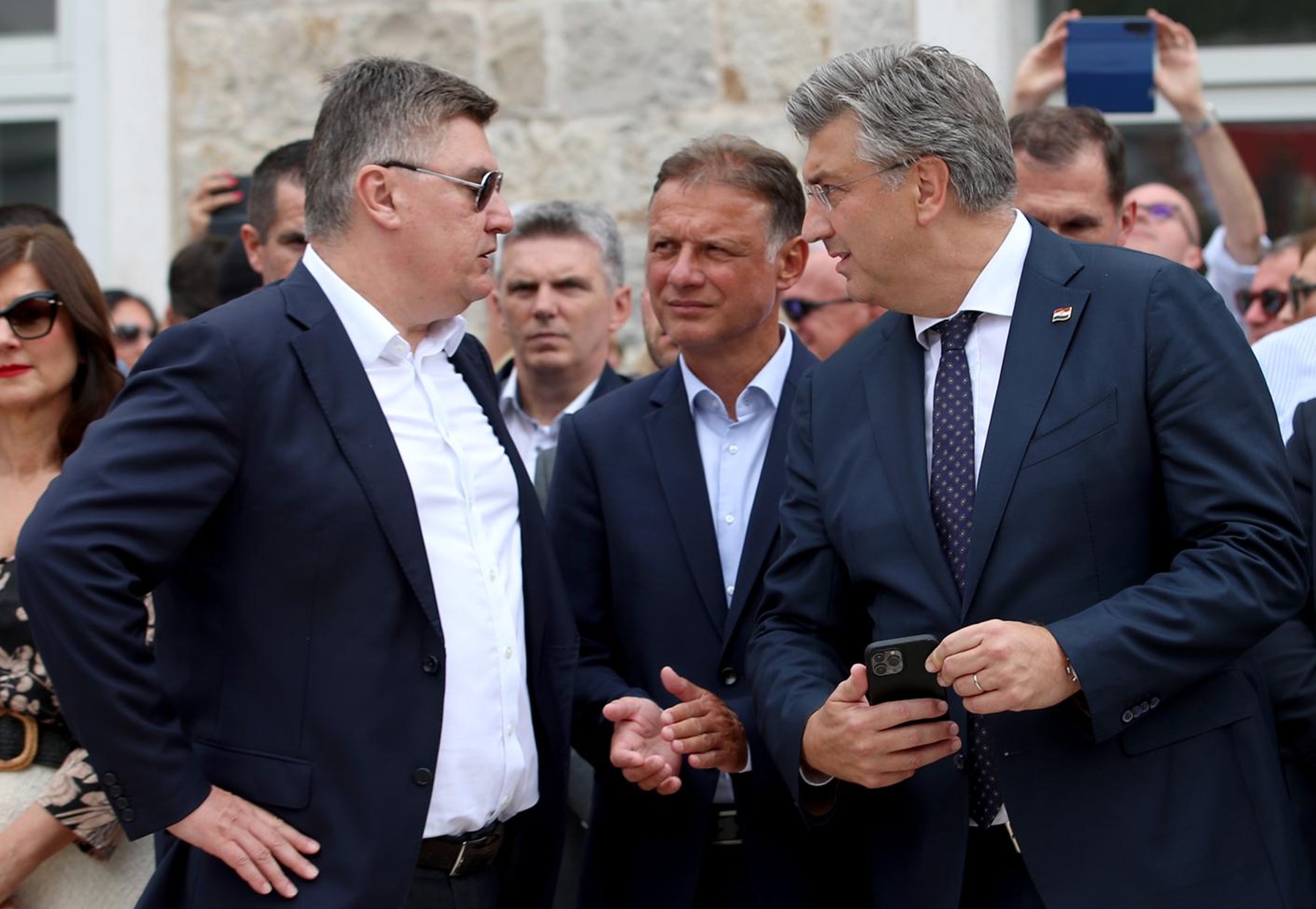 06.08.2023., Sinj - 308. Sinjska alka. Sinjska alka je hrvatska viteska igra. Odrzava se svake godine u nedjelju u prvoj trecini mjeseca kolovoza u Sinju, na godisnjicu pobjede nad turskim osvajacima 14. kolovoza 1715. Na taj dan je 700 hrvatskih vojnika iz Sinja uspjelo odbiti navalu vojske turskog seraskera Mehmed-pase Celica koja je brojala 60.000 vojnika. Predsjednik RH Zoran Milanovic, predsjednik Sabora Gordan Jandrokovic, predsjednik Vlade RH Andrej Plenokvic Photo: Zvonimir Barisin/PIXSELL