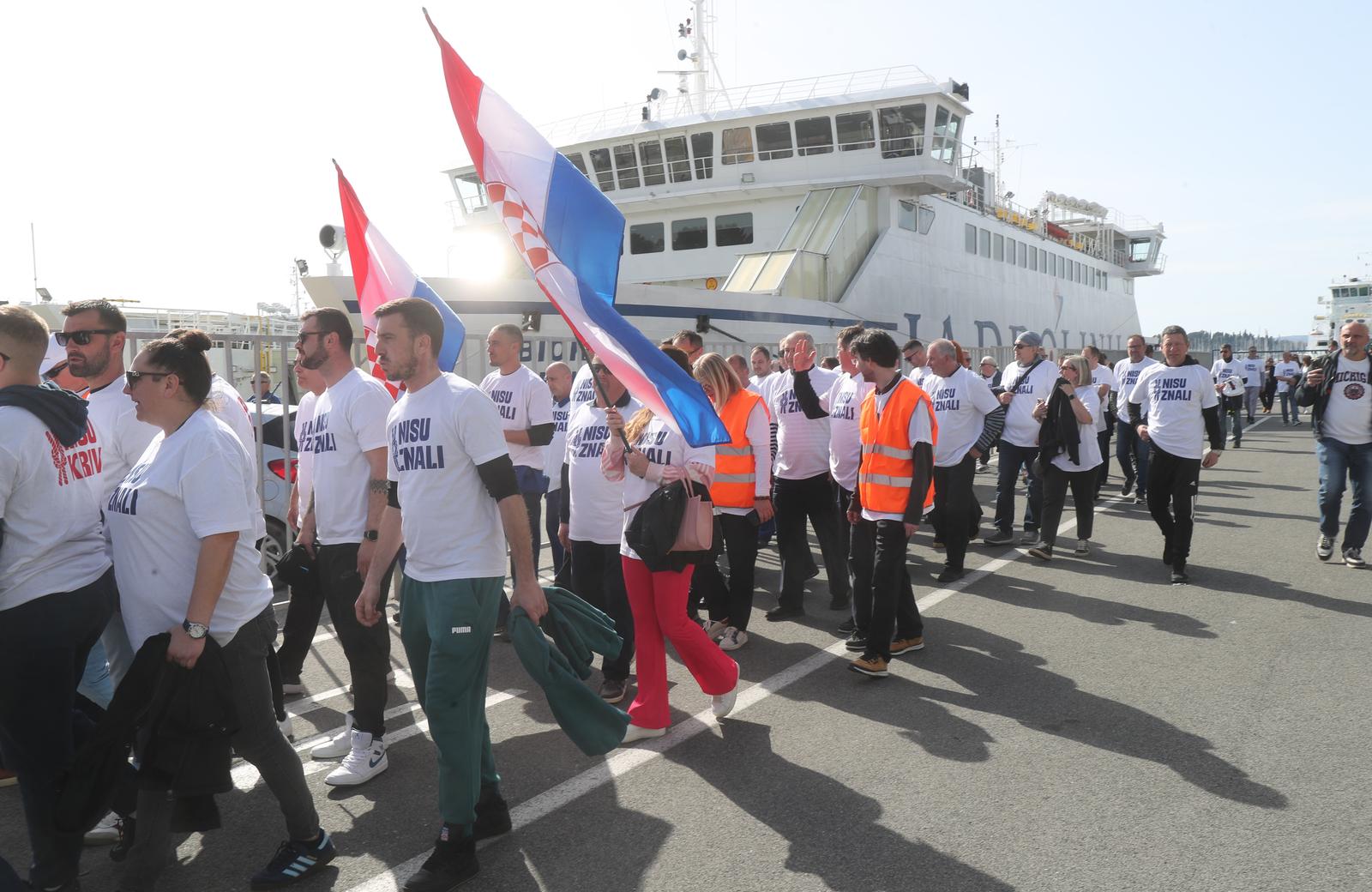 07.03.2025.,Split-  Nezavisni  sindikat pomoraca putnickih brodova Hrvatske (NSPPBH) organizirao mirno okupljanje u znak podrške trojici kolega osumnjicenih u tragediji koja se dogodila na trajektu Lastovo. Prosvjed se odrzava stovremeno na dvije lokacije – u trajektnoj luci Split ispred Agencije Jadrolinije i u Rijeci ispred zgrade Jadrolinije. Okupljanje je iskljucivo mirno i apolitičcno te je najavljeno kao CIN solidarnosti. Proteklo je uz zvuk brodskih sirena i uz minutu sutnje za stradale pomorce. Photo: Ivo Cagalj/PIXSELL