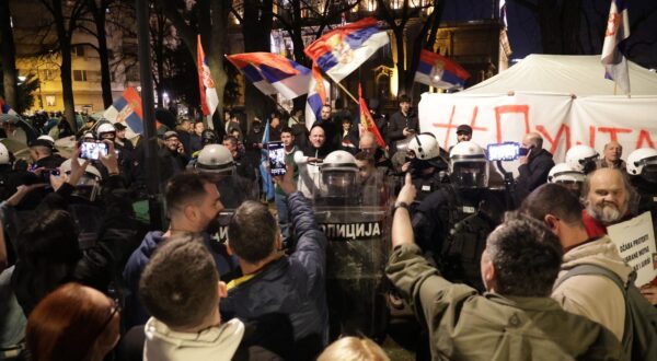 07, March, 2025, Belgrade - In Pioneer Park, where the "Students 2.0" tents are set up, there was a meeting with citizens who were at the "Silent Echoes" protest in front of RTS and riot police were brought out, who stood between the citizens and the students camping in front of the Presidency. Photo: Milos Tesic/ATAImages

07, mart, 2025, Beograd - U Pionirskom parku gde se nalaze postavljeni satori "Studenata 2.0" doslo je do susreta sa gradjanima koji su bili na protestu "Tisina odjekuje" ispred RTS-a i izvedena je policija za razbijanje demonstracija, koja je stajala izmedju gradjana i studenata koji kampuju ispred Predsednistva. Photo: Milos Tesic/ATAImages Photo: M.M./ATA images/PIXSELL