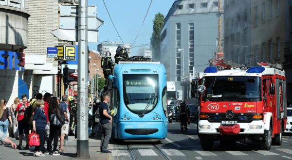 07.06.2019., Zagreb - Primjetivsi da se iz krova tramvaja dimi, vozac sestice zaustavio je tramvaj na stanici prije Svetog Duha gdje su ubrzo nakon toga dosli vatrogasci i sa ZET-ovim radnicima sanirali stetu. Photo: Sanjin Strukic/PIXSELL