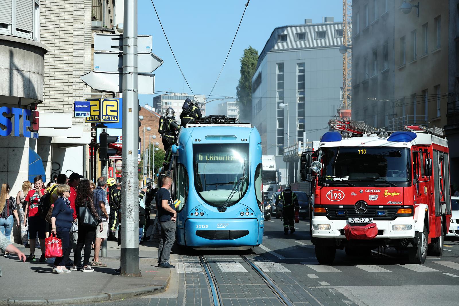 07.06.2019., Zagreb - Primjetivsi da se iz krova tramvaja dimi, vozac sestice zaustavio je tramvaj na stanici prije Svetog Duha gdje su ubrzo nakon toga dosli vatrogasci i sa ZET-ovim radnicima sanirali stetu. Photo: Sanjin Strukic/PIXSELL