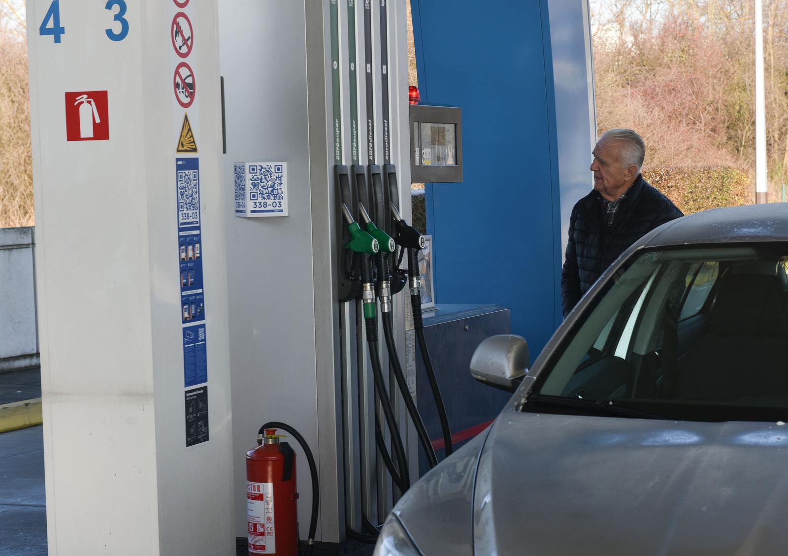 07.12.2021., Zagreb - Nakon gotovo dva mjeseca ogranicenih cijena benzina i dizela, na benzinskim crpkama od ponoci je opet sve prepusteno trzistu. Photo: Davorin Visnjic/PIXSELL