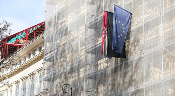 08.03.2025., Vrhovni sud, Zagreb - Crna zastava na zgradi Vrhovnog suda u spomen na preminulog predsjednika Vrhovnog suda Radovana Dobronica. Photo: Goran Stanzl/PIXSELL