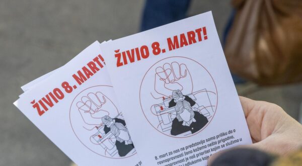 08.03.2025., Pula- Povodom Dana zena na pulskoj je trznici stranka Mozemo zenama djelila cvijece a Dusica Radojcic dala je izjave za medije. Photo: Srecko Niketic/PIXSELL