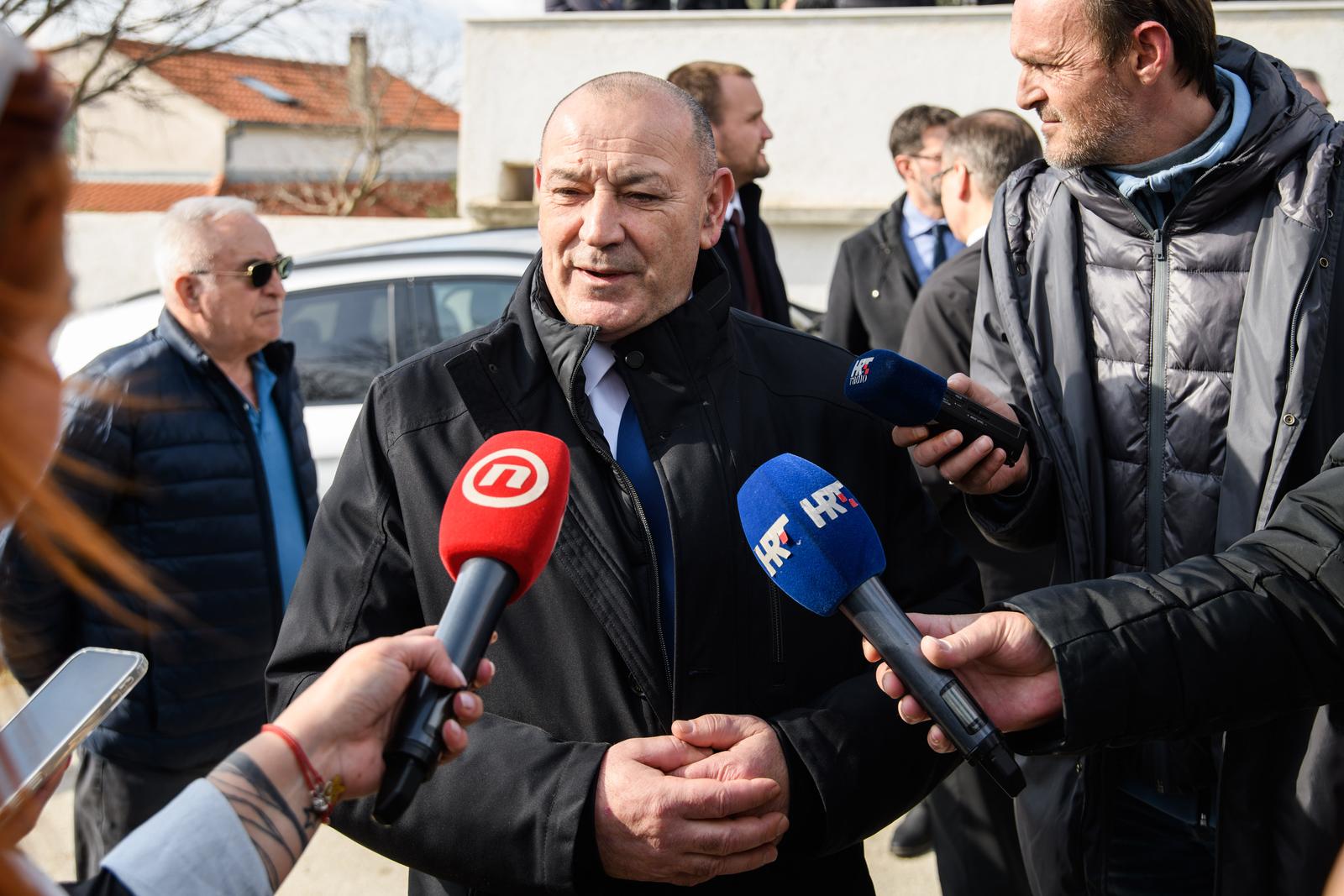 09.02.2025., Pridraga, zaseok Baturi- Potpredsjednik Vlade i ministar hrvatskih branitelja Tomo Medved, sudjelovao kao izaslanik predsjednika Vlade na svečanom otkrivanju spomenika poginulim braniteljima u Pridrazi.

Potpredsjednik Vlade i ministar hrvatskih branitelja, Tomo Medved Photo: Pixsell/PIXSELL