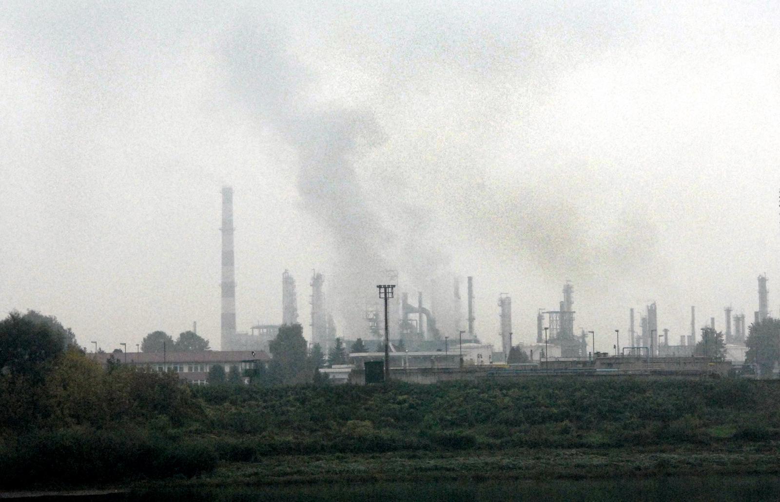 09.10.2013., Slavonski Brod - U Slavonskom Brodu opet se biljeze visoke koncentracije zagadjenja zraka iz rafinerije nafte u Bosanskom Brodu. Alarmantno stanje nekoliko proteklih dana je sa tzv. lebdecim cesticama PM2.5 cija je koncentarcija dosegla razinu oko 140 µg/m3, a granicna vrijednost na godisnjoj razini je 25 µg/m3. rPhoto: Ivica Galovic/PIXSELL