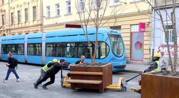 10.03.2025., Zagreb - Vec prvog dana u tjednu pokazalo se da se kod postavljanja zardinjera nije mislilo da u Darskovicevoj traje obnova. Naime jutros su se radnici trebali dobro pomuciti da uklone zardinjere i omoguce dostavu gradjevinskog materijala na gradiliste jer mjesto za kamione nije predvidjeno. Photo: Patrik Macek/PIXSELL