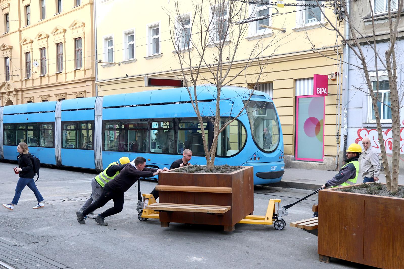 10.03.2025., Zagreb - Vec prvog dana u tjednu pokazalo se da se kod postavljanja zardinjera nije mislilo da u Darskovicevoj traje obnova. Naime jutros su se radnici trebali dobro pomuciti da uklone zardinjere i omoguce dostavu gradjevinskog materijala na gradiliste jer mjesto za kamione nije predvidjeno. Photo: Patrik Macek/PIXSELL