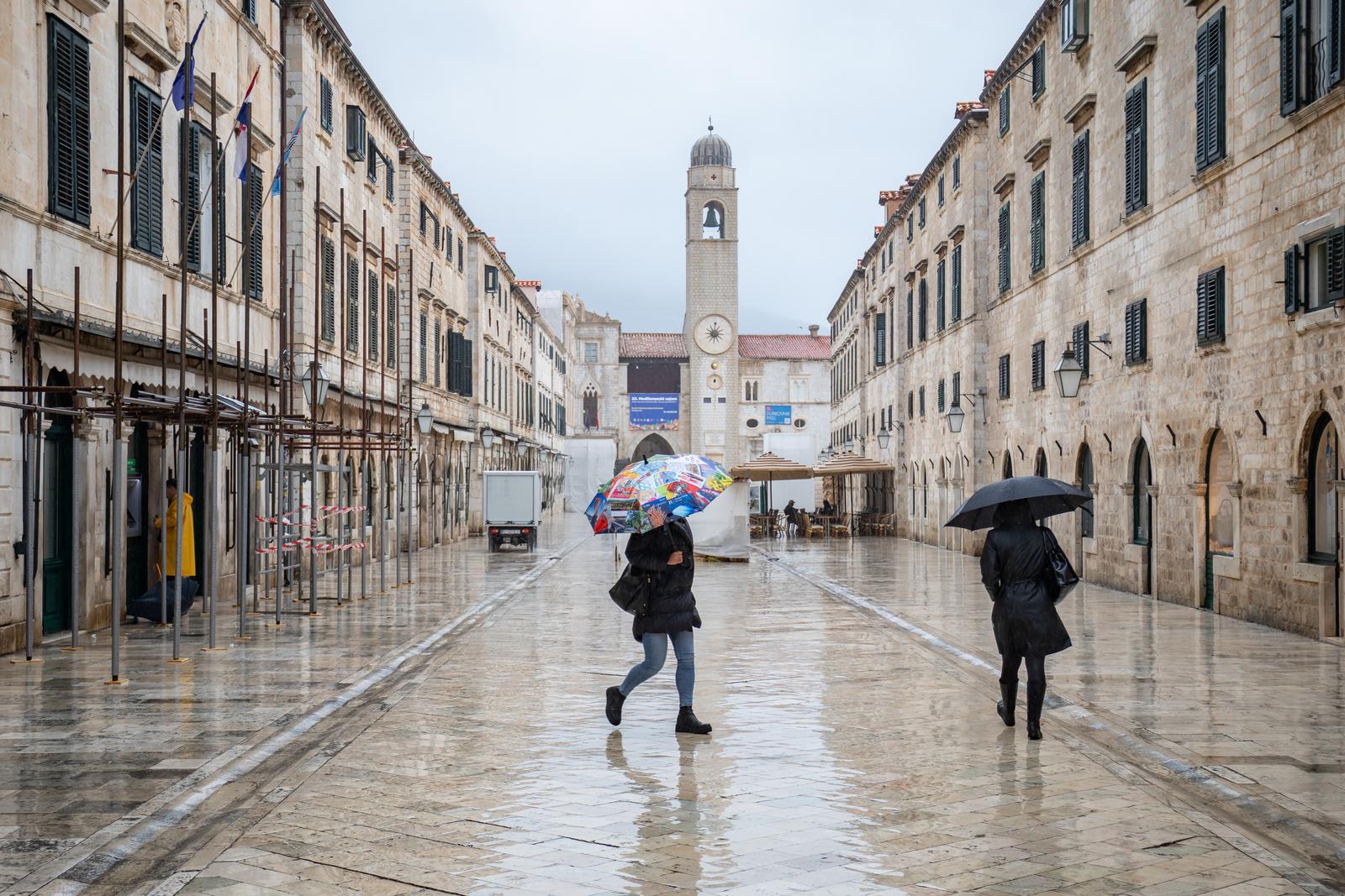 11.03.2025., Stara gradska jezgra, Dubrovnik - Jako jugo i obilnija kisa na dubrovackom podrucju. Photo: Grgo Jelavic/PIXSELL