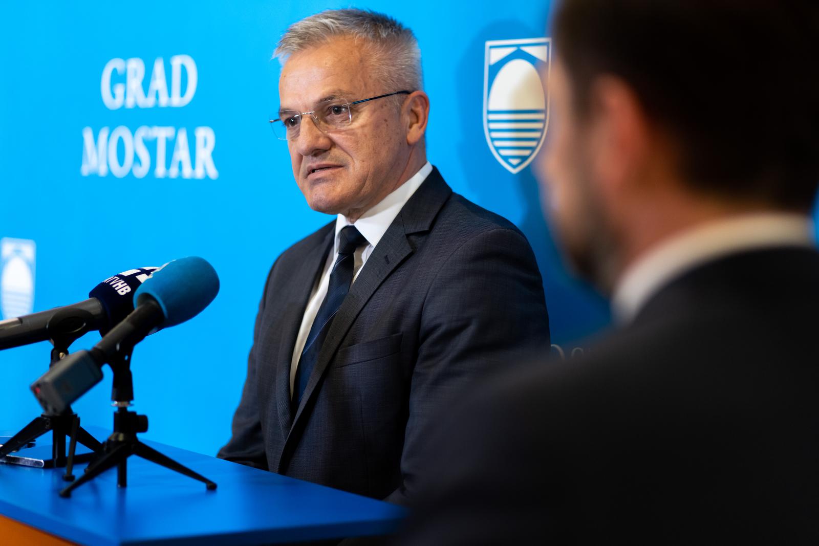 13.03.2024. Mostar: Gradonacelnik Mostara Mario Kordic sastao se sa Zvonkom Milasom, drzavnim tajnikom Sredisnjeg drzavnog ureda za Hrvate izvan Republike Hrvatske. Sastanak se odrzao u Gradskoj vijecnici, nakon cega je odrzana  konferencija za medije. 

PHOTO: Denis Kapetanovic /PIXSELL
 Photo: Denis Kapetanovic/PIXSELL