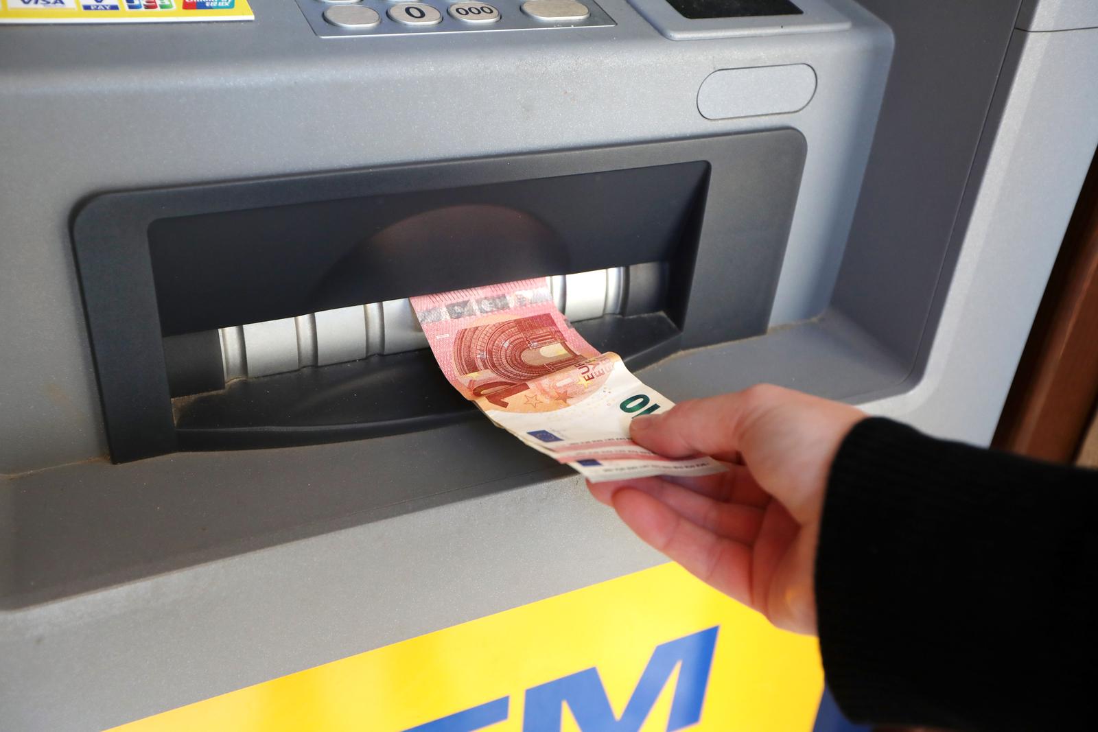 01.01.2023., Sibenik - Zakljucno s 15. sijecnjem, traje mjera obustave naplate naknade za podizanje gotovine debitnim karticama na bankomatima drugih banaka a od 16. sijecnja u ponoc gradjani mogu podizati gotov novac u eurima bez naknade iskljucivo na bankomatima svojih banaka. Photo: Dusko Jaramaz/PIXSELL
