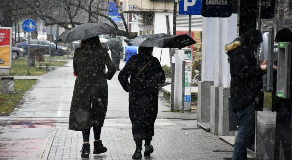 14.02.2025., Slavonski Brod: U popodnevnim satima gust snijeg zamijenio je kisu. Photo: Ivica Galovic/PIXSELL