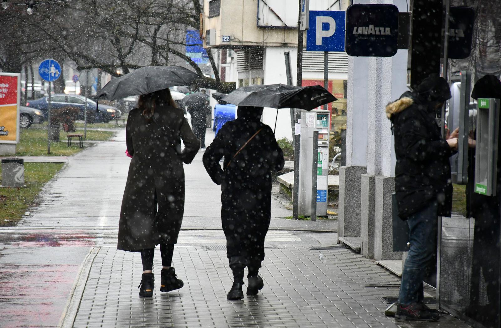14.02.2025., Slavonski Brod: U popodnevnim satima gust snijeg zamijenio je kisu. Photo: Ivica Galovic/PIXSELL