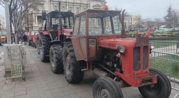 14, March, 2025, Belgrade - Around the Pioneer Park, where for days there has been a camp of students who say they want to study, as well as numerous older people, tractors have been parked during the night, but there are no drivers in the tractors. Photo: S.S./ATAImages

14, mart, 2025, Beograd - Oko Pionirskog parka, gde se vec danima nalazi kamp studenta koji za sebe kazu da hoce da uce, ali i brojni stariji ljudi, u toku noci parkirani su traktori, ali u traktorima nema vozaca. Photo: S.S./ATAImages Photo: S.S./ATAImages/PIXSELL