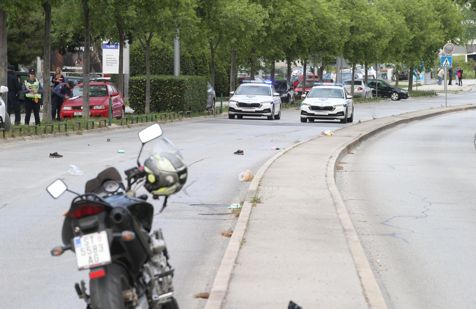 15.04.2024., Split - Zbog prometne nesrece koja se dogodila oko 16:45 zatvoren sjeverni trak Vukovarske ulice kod Pujanki. U nesreci su sudjelovali motocikl i pjesak koji je najvjerojatnije pretrcavao cestu. Photo: Ivo Cagalj/PIXSELL