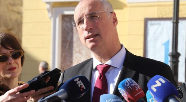 16.01.2015., Split - Gradonacelnik Ivica Puljak dao izjavu za medije o incidentima u splitskim skolama. Photo: Ivo Cagalj/PIXSELL