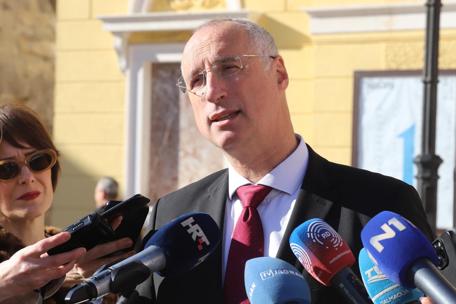 16.01.2015., Split - Gradonacelnik Ivica Puljak dao izjavu za medije o incidentima u splitskim skolama. Photo: Ivo Cagalj/PIXSELL