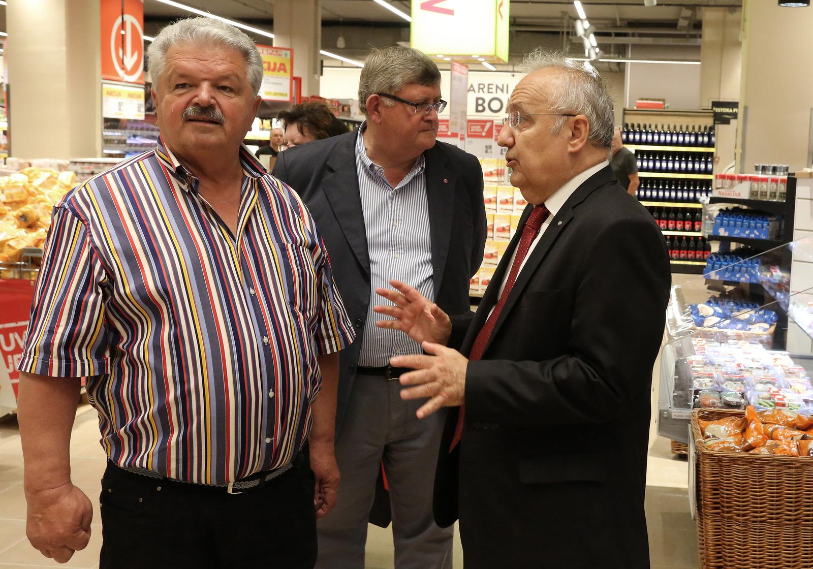 18.08.2021., Rijeka - Mirko Pavicic na otvaranju Interspar trgovine u Tower Centru sa gradonacelnikom Vojkom ObersnelomrPhoto: Goran Kovacic/PIXSELL