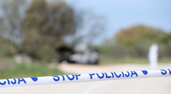 20.04.2023., Zadar - Na lokalnoj cesti u Lovincu na automobilu je izbio pozar. Automobil je u potpunosti izgorio, a u njemu je pronadjena jedna smrtno stradala osoba. Photo: Sime Zelic/PIXSELL