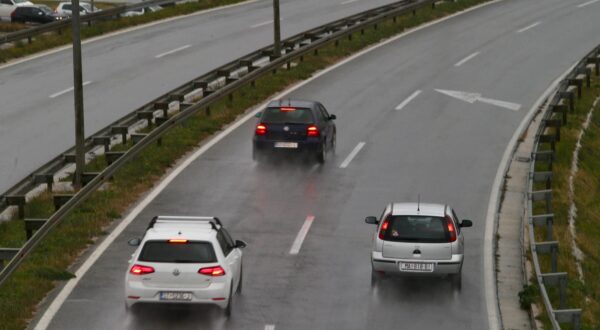 Gužva i promet po mokrom kolinku u Splitu 21.01.2019., Split - Promet po mokrom kolniku.rPhoto: Ivo Cagalj/PIXSELL