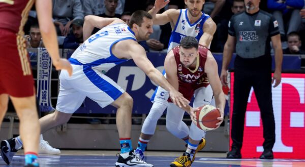 21.03.2025., Zadar - Utakmica 24. kola AdmiralBet ABA lige izmedju Zadra i FMP-a. Uoci pocetka utakmice obje ekipe su se zagrijavale u majicama sa posebnim natpisom i imali su carape razlicitih boja povodom Svjetskog dana osoba sa Down sindromom Photo: Sime Zelic/PIXSELL