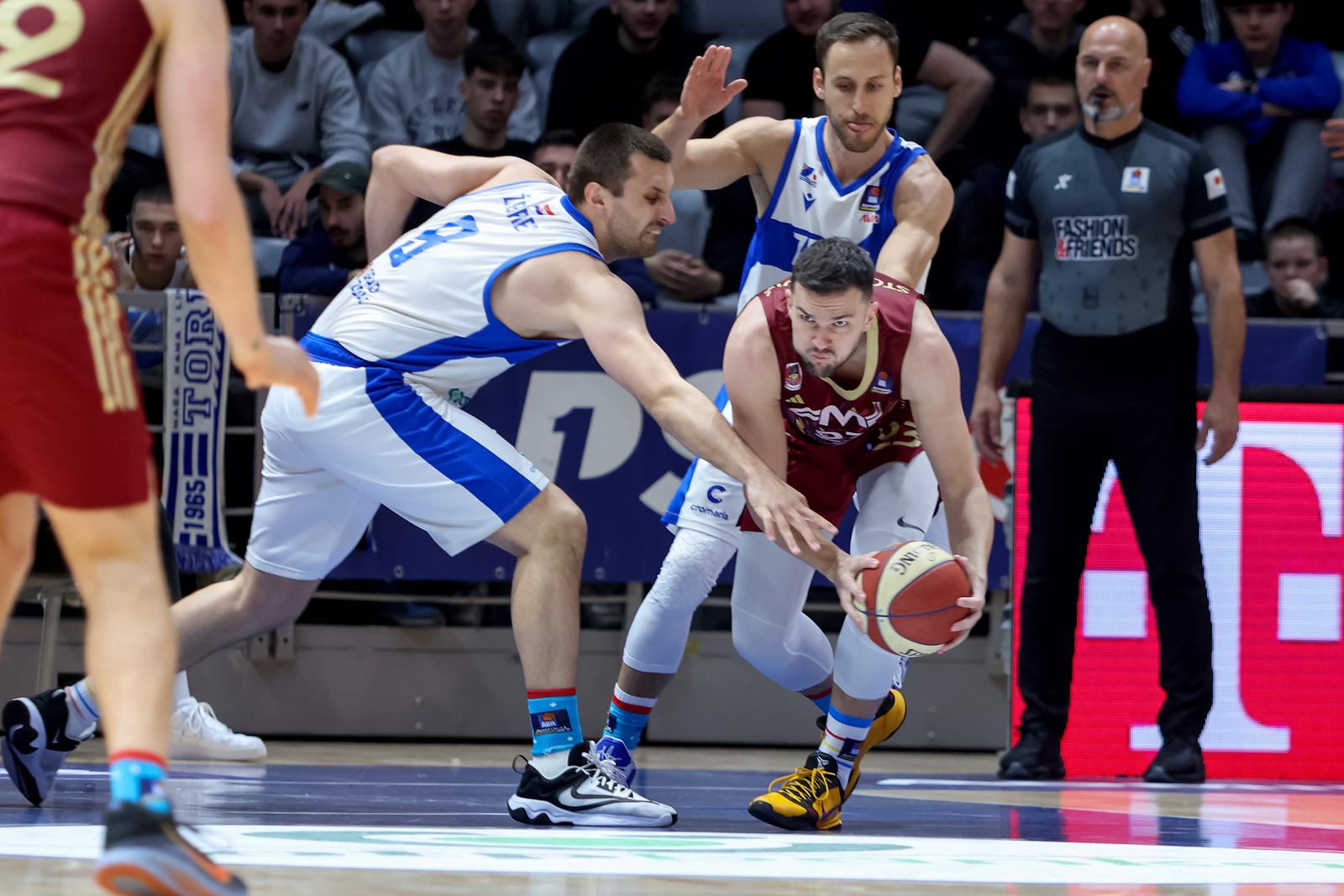 21.03.2025., Zadar - Utakmica 24. kola AdmiralBet ABA lige izmedju Zadra i FMP-a. Uoci pocetka utakmice obje ekipe su se zagrijavale u majicama sa posebnim natpisom i imali su carape razlicitih boja povodom Svjetskog dana osoba sa Down sindromom Photo: Sime Zelic/PIXSELL
