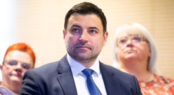 22.02.2025., Zagreb - Predstavljanje revolucionarnog projekta Grad na Savi gradske platforme Servus Zagreb, koji je ujedno i jedan od sest krucijalnih projekata ove gradske platforme odrzano je u prostorijama Nezavisnog sindikata znanosti i visokog obrazovanja. Nezavisni kandidat za gradonacelnika, Davor Bernardic.
 Photo: Davor Puklavec/PIXSELL