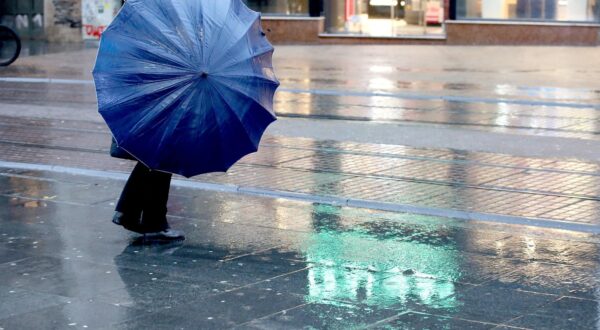 23.01.2023., Zagreb - Kisa koja je nocas u Zagrebu zamijenila snijeg i dalje uporno pada. Photo: Patrik Macek/PIXSELL