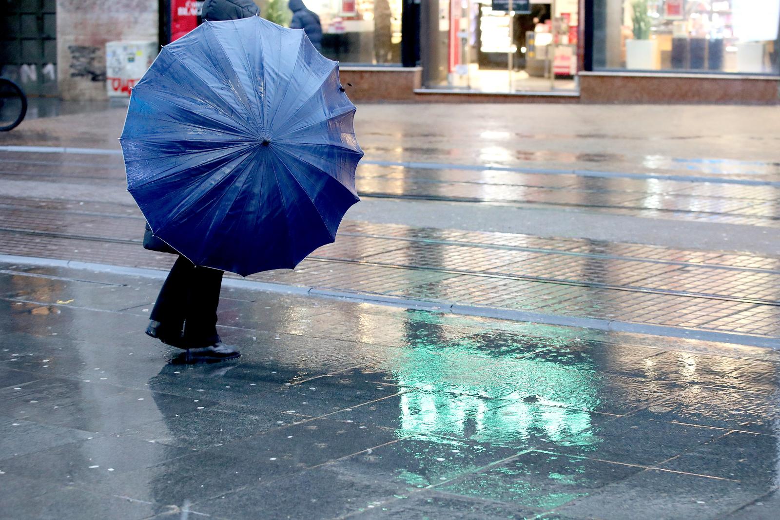 23.01.2023., Zagreb - Kisa koja je nocas u Zagrebu zamijenila snijeg i dalje uporno pada. Photo: Patrik Macek/PIXSELL