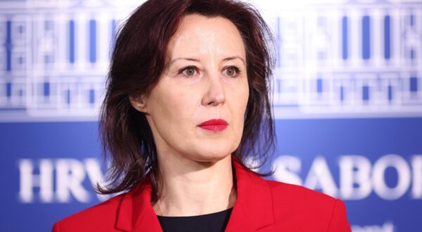 23.01.2025., Zagreb - Na konferenciji za medije Kluba zastupnika HSS-a, GLAS-a i DOSIP-a odrzanoj u Saboru o temi „Plenkovicu ce vecinu drzati covjek koji maloljetnike uci pucati iz vatrenog oruzja“ govorile su zastupnice Anka Mrak Taritas i Dalija Oreskovic.  Photo: Patrik Macek/PIXSELL