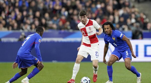 23.03.2025., Pariz, Francuska - UEFA Liga nacija, cetvrtfinale, druga utakmica, Francuska - Hrvatska. Petar Sucic, Jules Kounde Photo: Icon Sport/PIXSELL