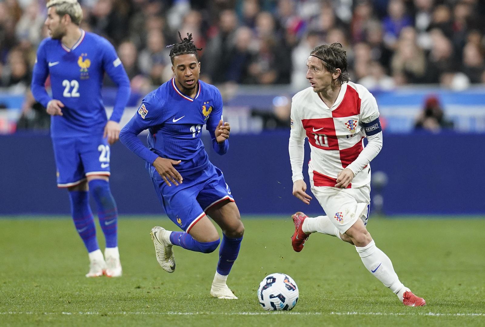 23.03.2025., Pariz, Francuska - UEFA Liga nacija, cetvrtfinale, druga utakmica, Francuska - Hrvatska. Michael Olise, Luka Modric Photo: Icon Sport/PIXSELL