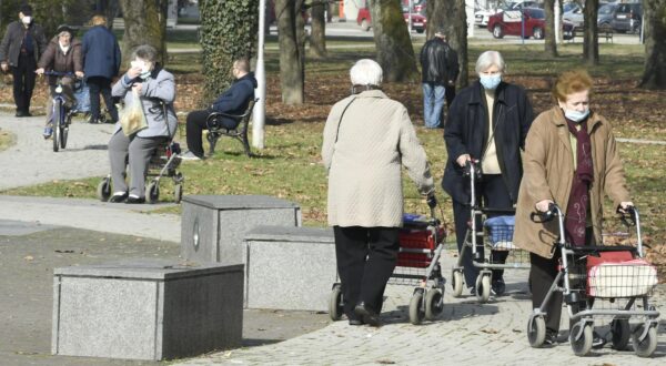25.02.2021.,Sisak - Stariji Siscani uzivaju u suncanom prijepodnevu.rPhoto: Nikola Cutuk/PIXSELL