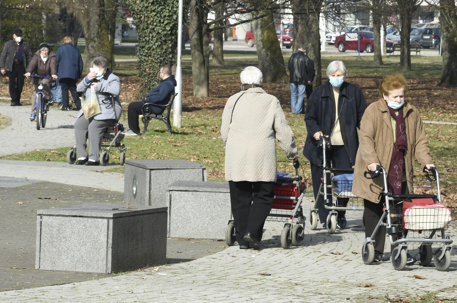 25.02.2021.,Sisak - Stariji Siscani uzivaju u suncanom prijepodnevu.rPhoto: Nikola Cutuk/PIXSELL