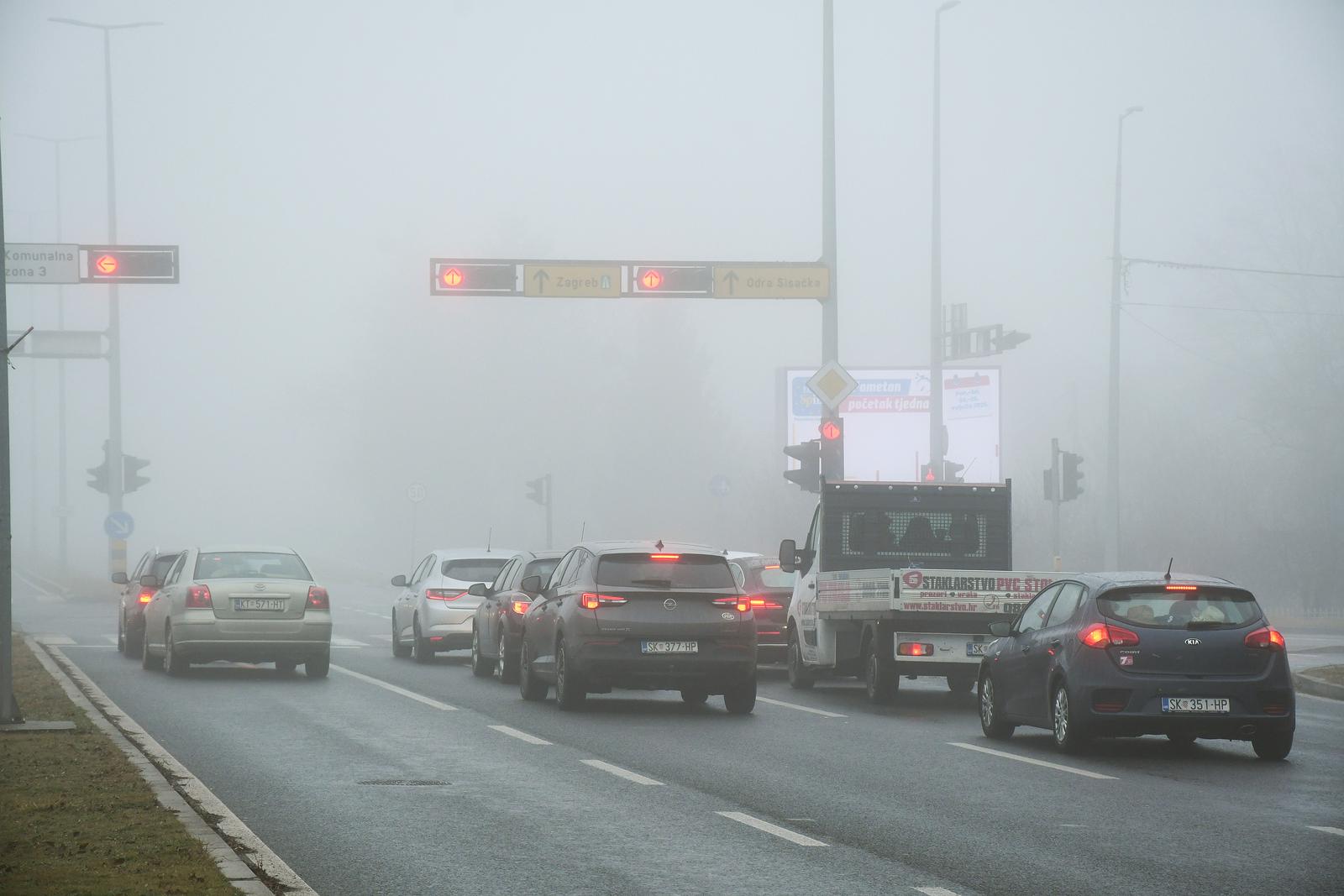 25.02.2025., Sisak - Gusta magla na gradskim prometnicama. Photo: Nikola Cutuk/PIXSELL