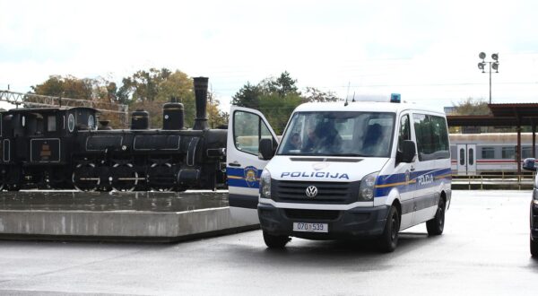 25.10.2022., Zagreb - Ispred Glavnog kolodvora velik broj policije i parkiralista ogradjena policijskim trakama Photo: Matija Habljak/PIXSELL