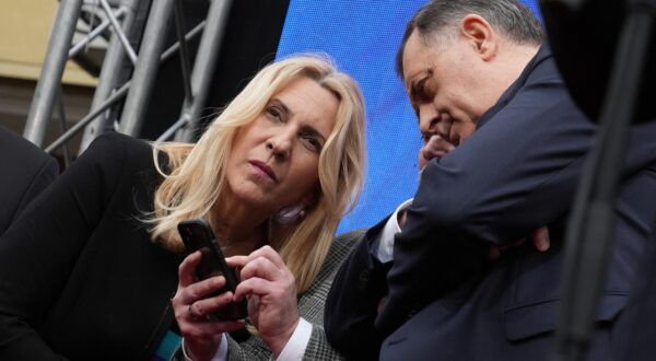 26.02.2025., Banja Luka, Bosna i Hercegovina - Na platou kod Narodne skupstine Republike Srpske odrzan je skup podrske Miloradu Dodiku nakon izricanja presude na Sudu BiH koji ga je proglasio krivim. Zeljka Cvijanovic i Milorad Dodik Photo: Dejan Rakita/PIXSELL