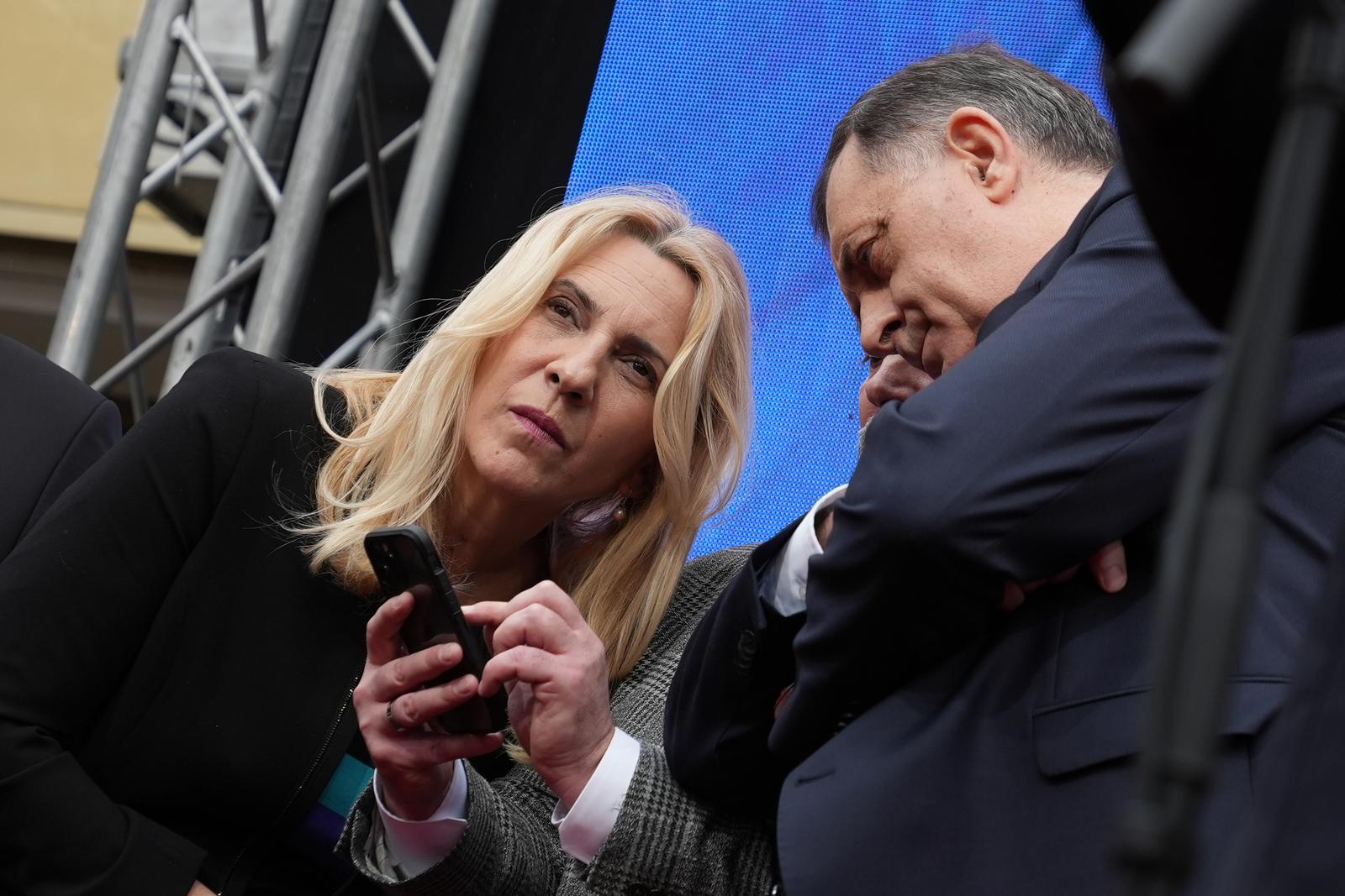 26.02.2025., Banja Luka, Bosna i Hercegovina - Na platou kod Narodne skupstine Republike Srpske odrzan je skup podrske Miloradu Dodiku nakon izricanja presude na Sudu BiH koji ga je proglasio krivim. Zeljka Cvijanovic i Milorad Dodik Photo: Dejan Rakita/PIXSELL