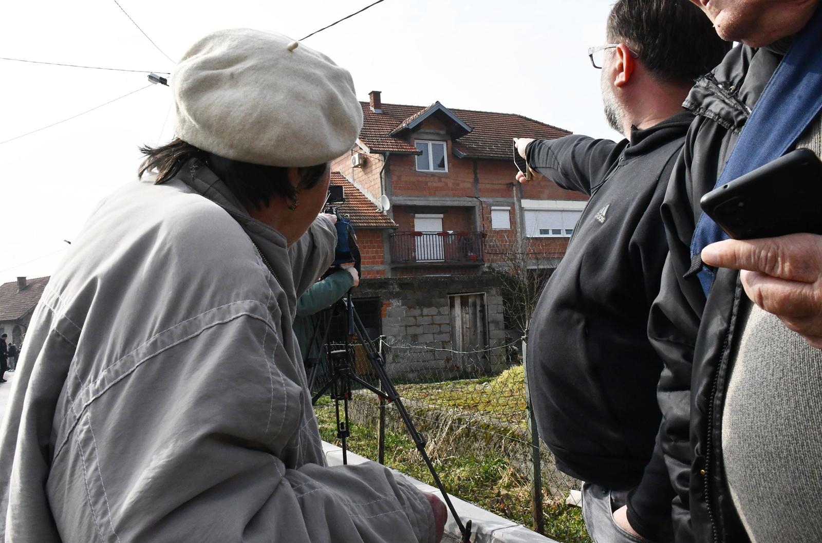 27.02.2025., Brcko (BiH): U kuci u Brckom pronadjeno 31 dijete, a sumnja se da su bila zrtve trgovine ljudima. Neka od njih su navodno i hrvatski drzavljani. Istraga je u tijeku, a do sada je  privedeno osam osoba. Radmilo Ivanovic, v.d. tuziteljstva Brcko distrikta i susjeda Emina Alilovic.  Photo: Ivica Galovic/ PIXSELL/PIXSELL