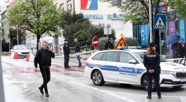 28.03.2025., Split - Nesto prije 12 sati dogodio se pokusaj pljacke u Erste banci u Gundulicevoj ulici, preko puta zgrada Opcinskog i Zupanijskog suda u Splitu. Razbojnik je navodno uzeo zastitara za taoca te je pokusao pobjeci, ali je vrlo brzo na mjesto dogadjaja stigla policija te je doslo do pucnjave. Pljačkac je ubijen. Photo: Ivo Cagalj/PIXSELL