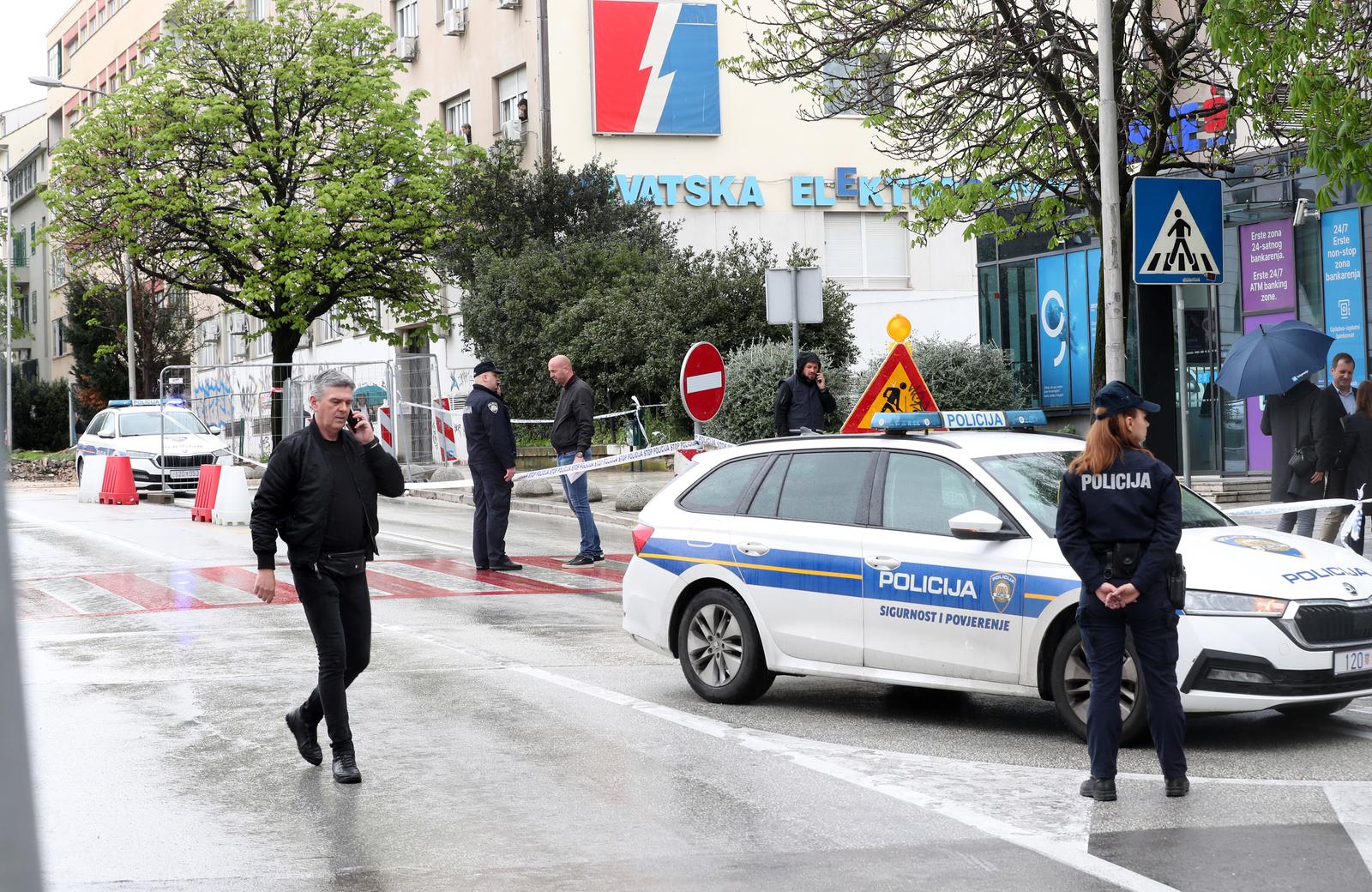 28.03.2025., Split - Nesto prije 12 sati dogodio se pokusaj pljacke u Erste banci u Gundulicevoj ulici, preko puta zgrada Opcinskog i Zupanijskog suda u Splitu. Razbojnik je navodno uzeo zastitara za taoca te je pokusao pobjeci, ali je vrlo brzo na mjesto dogadjaja stigla policija te je doslo do pucnjave. Pljačkac je ubijen. Photo: Ivo Cagalj/PIXSELL
