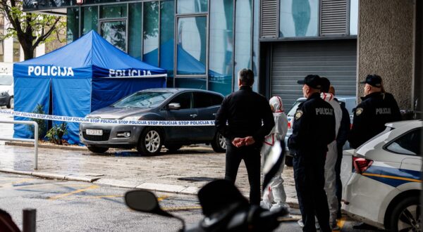 28.03.2025., Split - Nesto prije 12 sati dogodio se pokusaj pljacke u Erste banci u Gundulicevoj ulici, preko puta zgrada Opcinskog i Zupanijskog suda u Splitu. Razbojnik je navodno uzeo zastitara za taoca te je pokusao pobjeci, ali je vrlo brzo na mjesto dogadjaja stigla policija te je doslo do pucnjave. Pljačkac je ubijen. Photo: Zvonimir Barisin/PIXSELL
