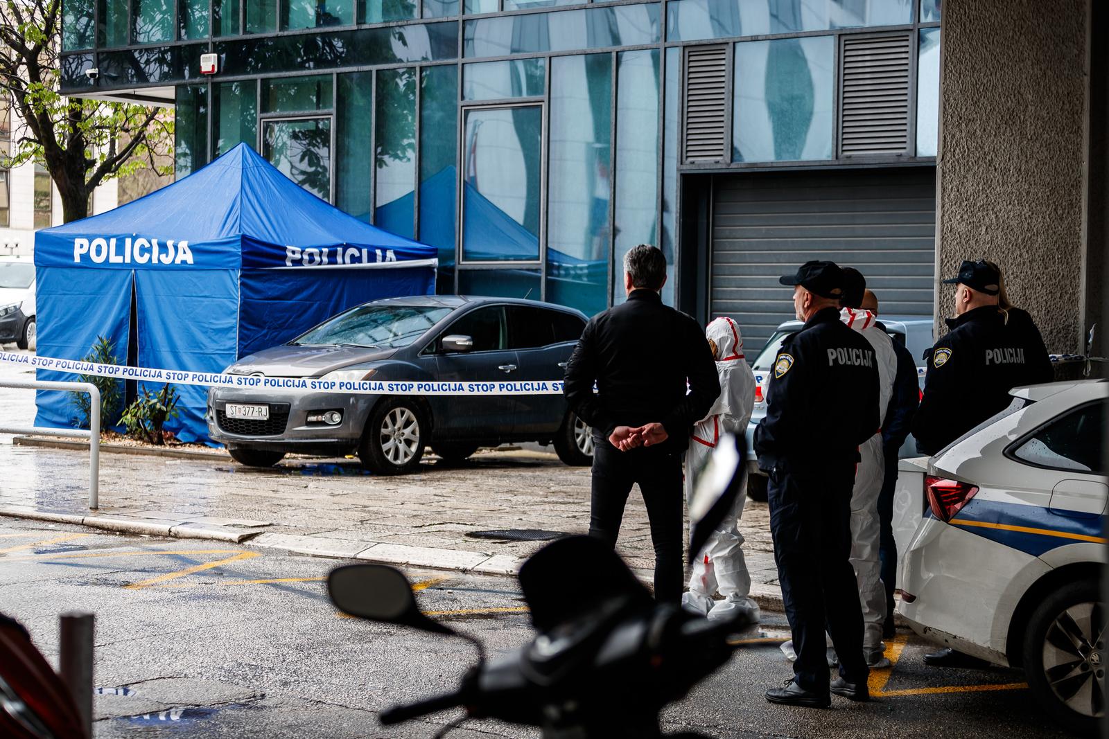 28.03.2025., Split - Nesto prije 12 sati dogodio se pokusaj pljacke u Erste banci u Gundulicevoj ulici, preko puta zgrada Opcinskog i Zupanijskog suda u Splitu. Razbojnik je navodno uzeo zastitara za taoca te je pokusao pobjeci, ali je vrlo brzo na mjesto dogadjaja stigla policija te je doslo do pucnjave. Pljačkac je ubijen. Photo: Zvonimir Barisin/PIXSELL