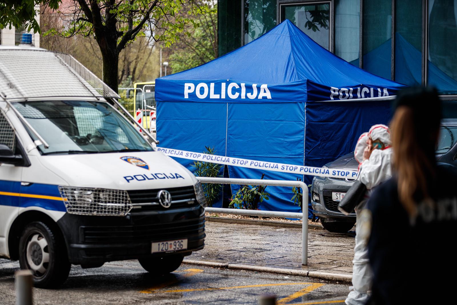 28.03.2025., Split - Nesto prije 12 sati dogodio se pokusaj pljacke u Erste banci u Gundulicevoj ulici, preko puta zgrada Opcinskog i Zupanijskog suda u Splitu. Razbojnik je navodno uzeo zastitara za taoca te je pokusao pobjeci, ali je vrlo brzo na mjesto dogadjaja stigla policija te je doslo do pucnjave. Pljačkac je ubijen. Photo: Zvonimir Barisin/PIXSELL