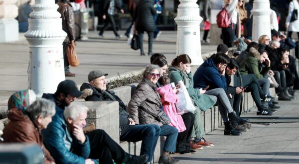 30.01.2020., Zagreb - Gradska svakodnevica u sredistu grada. Suncani dan u sredistu grada. Uzivanje u zrakama sunca osjetili su mnogobrojni prolaznici glavnim gradskim trga. Photo: Sanjin Strukic/PIXSELL