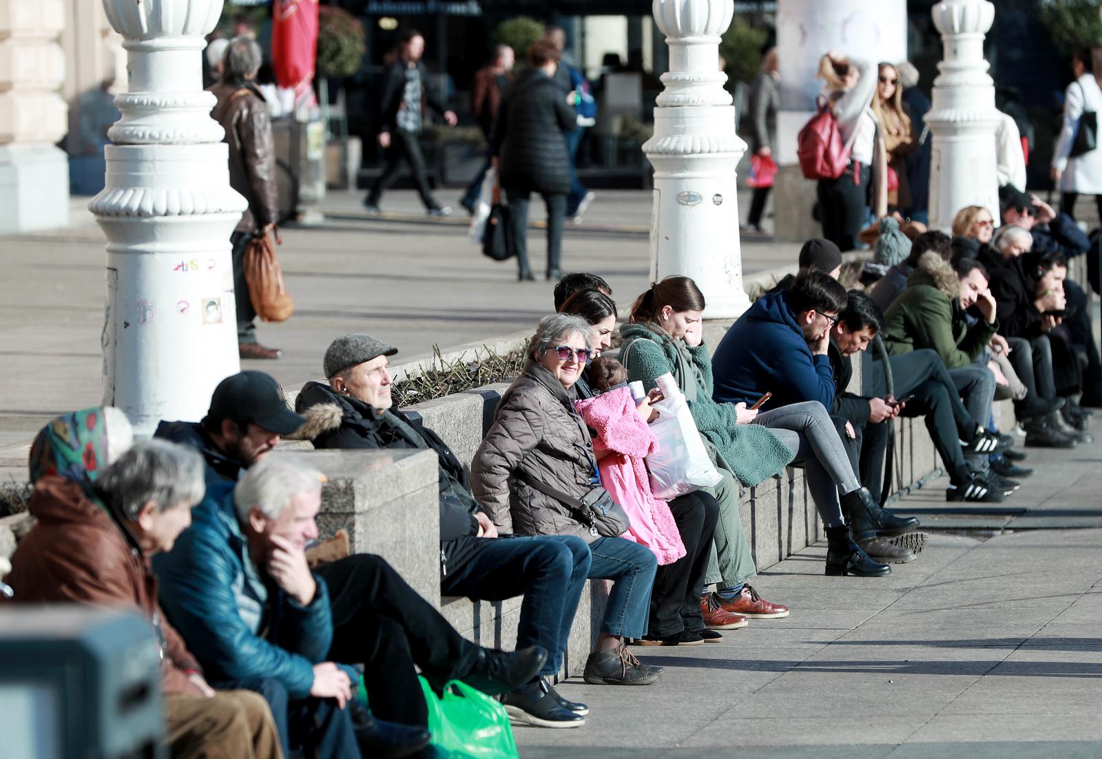 30.01.2020., Zagreb - Gradska svakodnevica u sredistu grada. Suncani dan u sredistu grada. Uzivanje u zrakama sunca osjetili su mnogobrojni prolaznici glavnim gradskim trga. Photo: Sanjin Strukic/PIXSELL