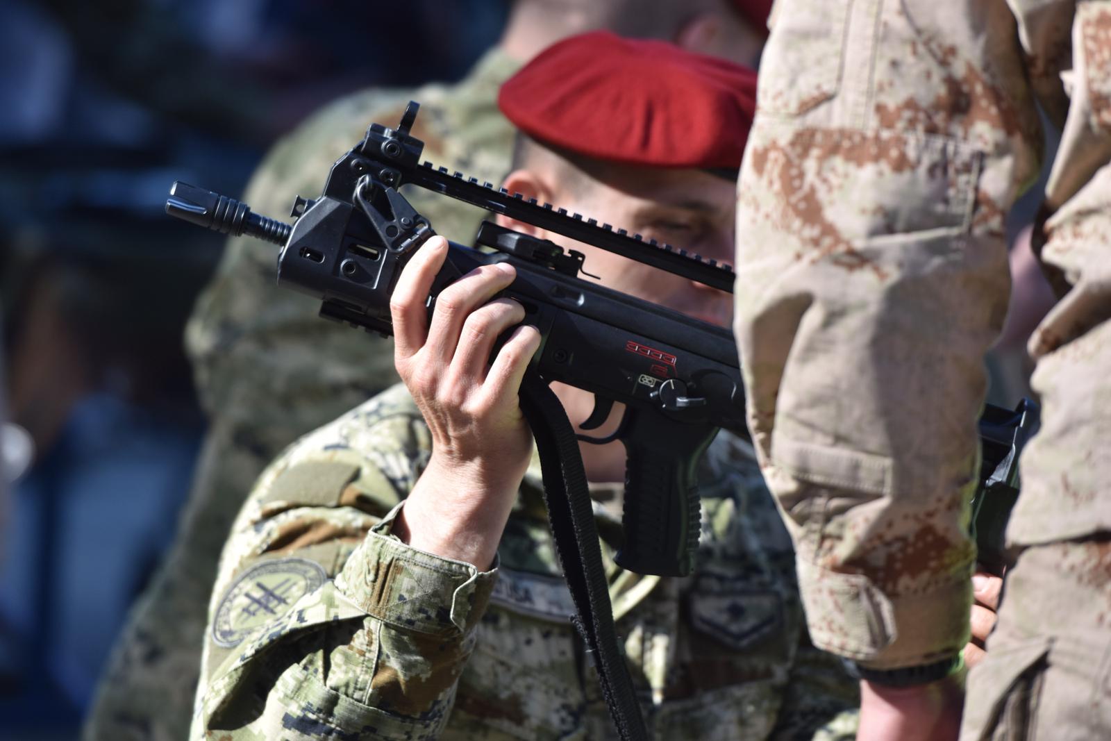 31.03.2017., Knin - Dan otvorenih vrata u vojarni  Kralj Zvonimir, na kojem su posjetiteljima predstvaljena  naoruzanja, oprema i borbena oklopna vozila koja se nalaze u sastavu Gardijske mehanizirane brigade. "nPhoto: Hrvoje Jelavic/PIXSELL