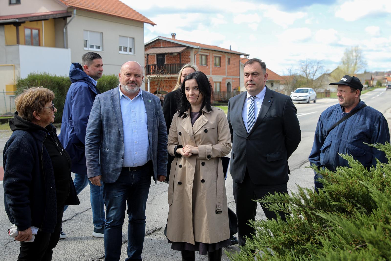 31.03.2025., Bedekovcina, Poznanovec, ministrica zastite okolisa i zelene tranzicije Marija Vuckovic posjetila s krapinsko-zagorskim zupanom Zeljkom Kolarom i nacelnikom Opcine Bedekovcina Darkom Banom lokacije nepropisno odlozenog otpada, te su nakon toga dali izjave za medije Photo: Robert Anic/PIXSELL